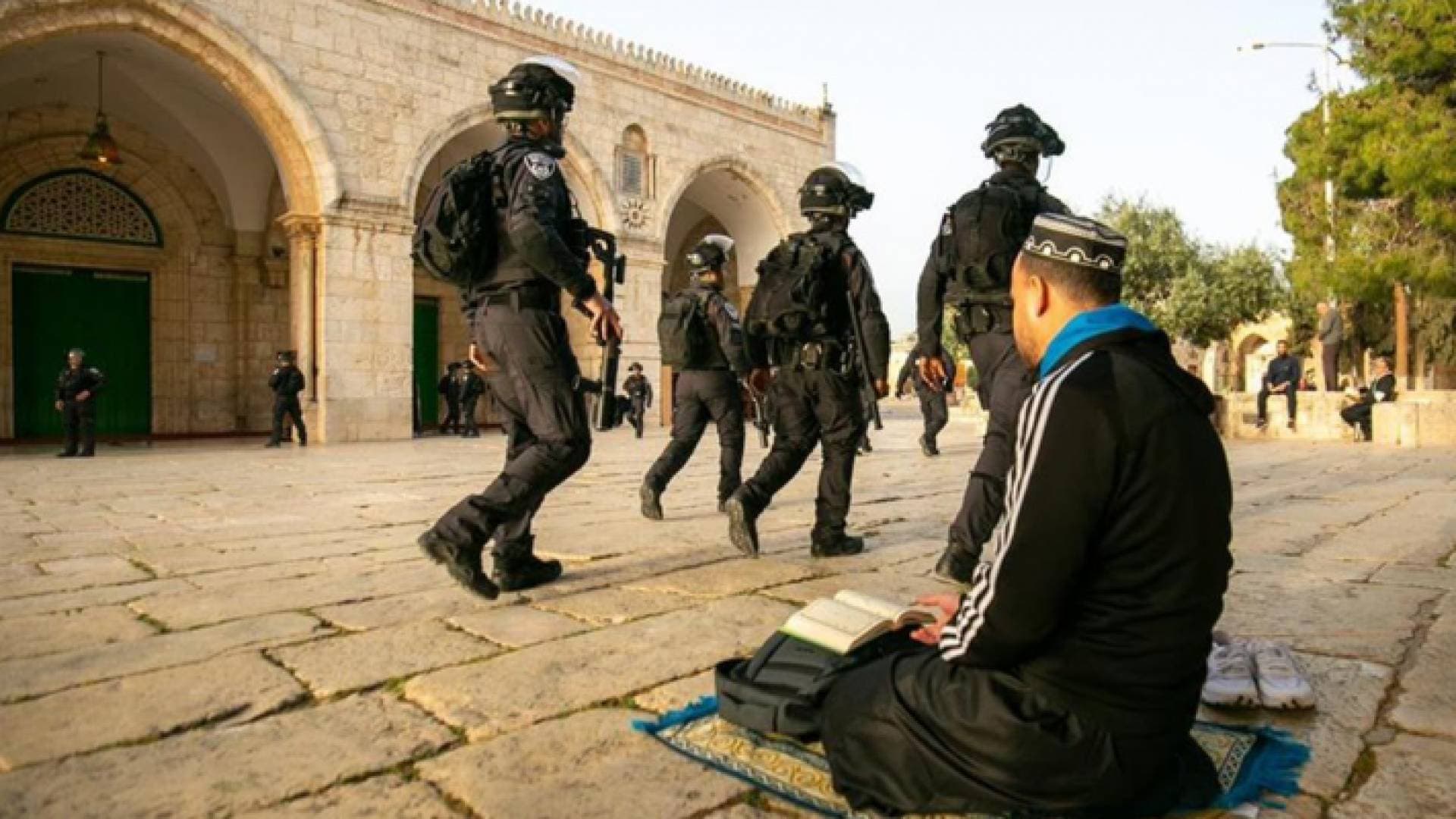 بأعداد كبيرة.. قوات الاحتلال والمستوطنين يقتحمون المسجد الأقصى