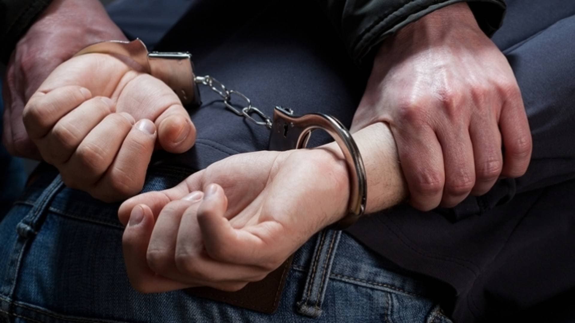 القبض على مطلوب أوهم مواطنين باستخراج "فيز حج"