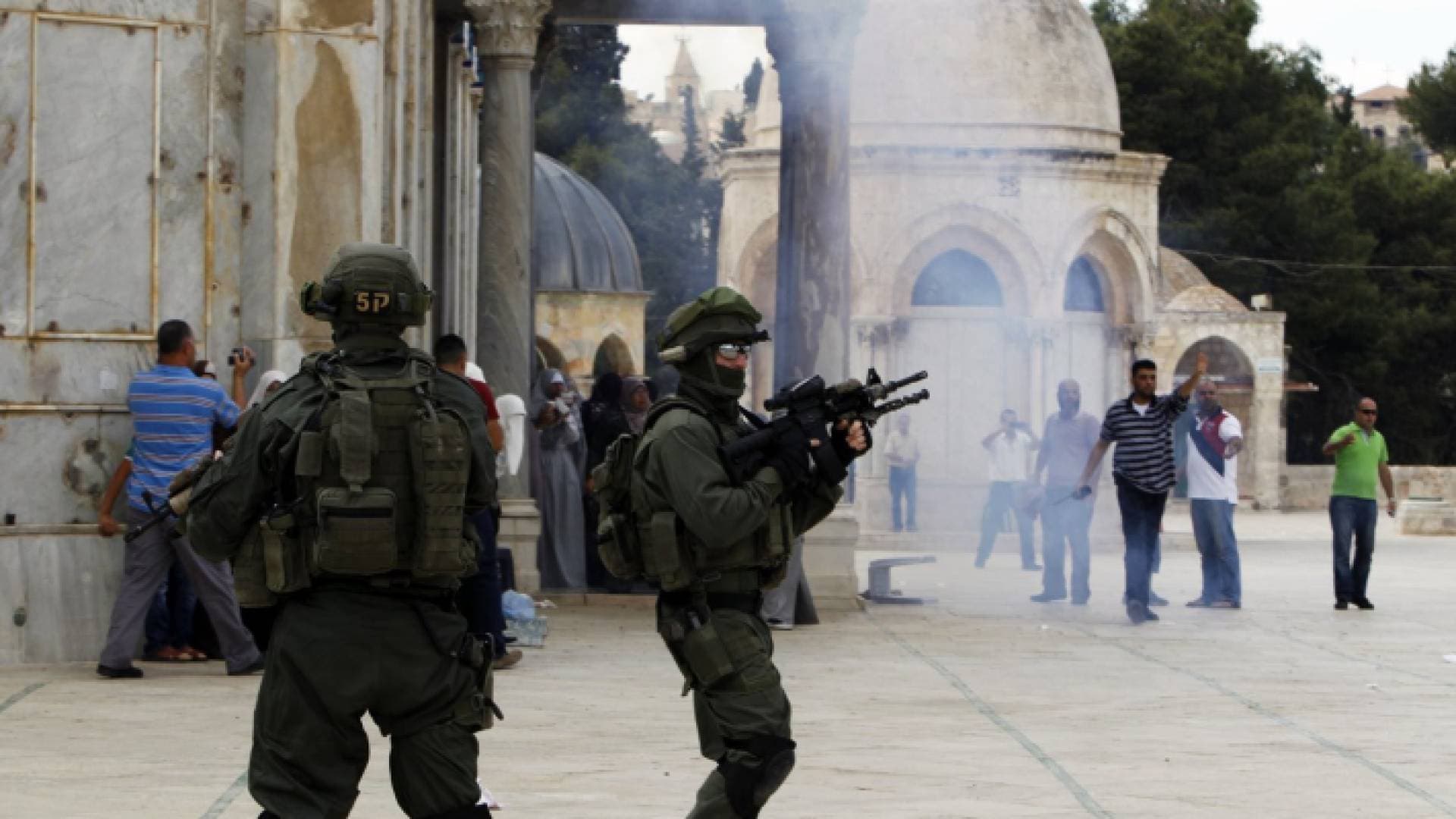 إصابة نحو ٢٠ فلسطينيا جراء اعتداء الاحتلال على المسجد الأقصى