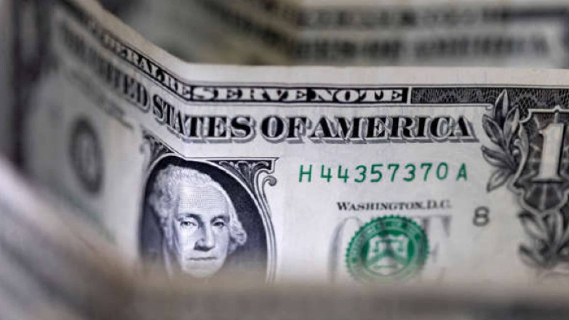 مؤشر الدولار يتجاوز مستوى ١٠٠ نقطة للمرة الأولى في عامين