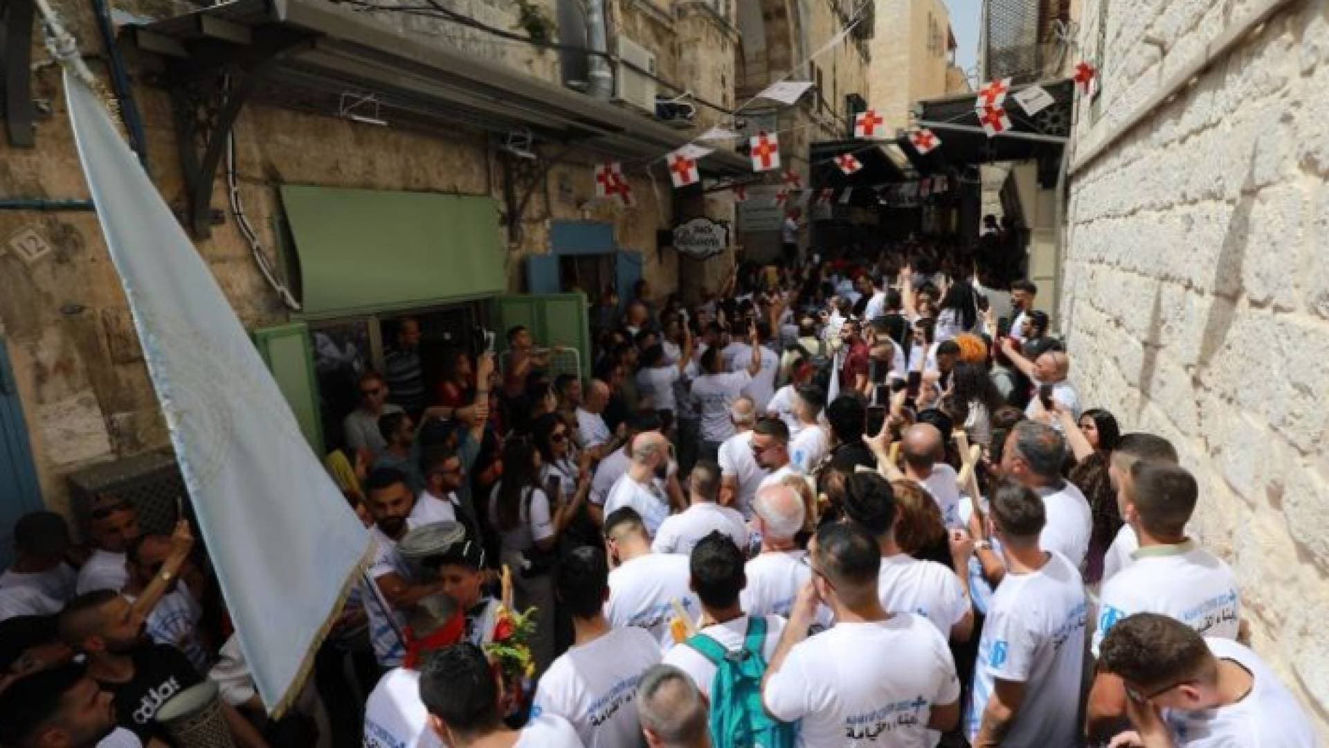 شاهد ..الاحتلال يمنع المسيحيين من الوصول لكنيسة القيامة