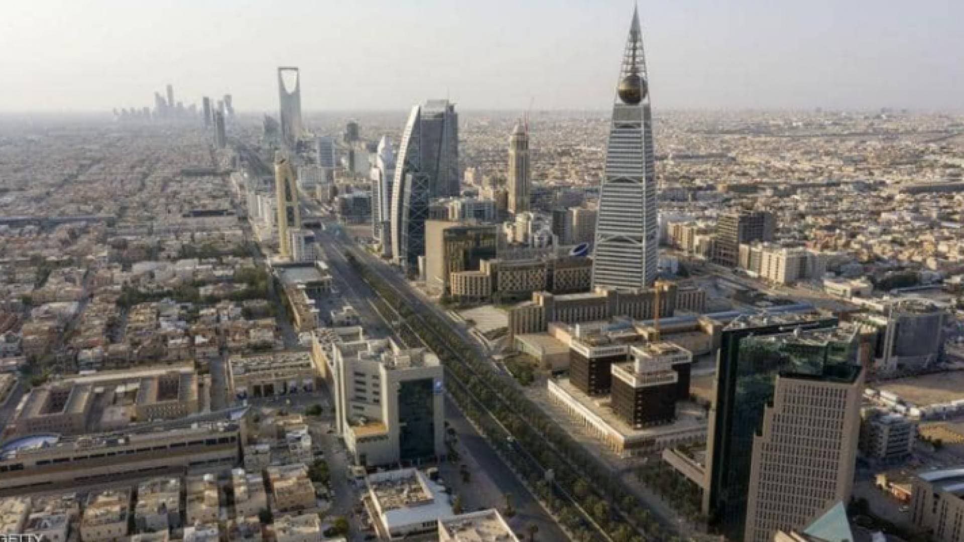 بطريقة وحشية.. شخص يعنف زوجته بأداة حادة في السعودية - صور