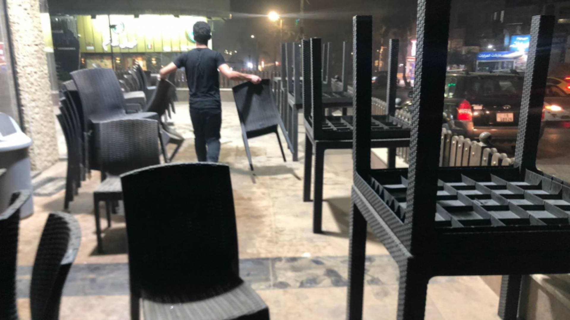 الغبار الكثيف يحرم الأردنيين من تناول السحور في ساحات المطاعم الخارجية