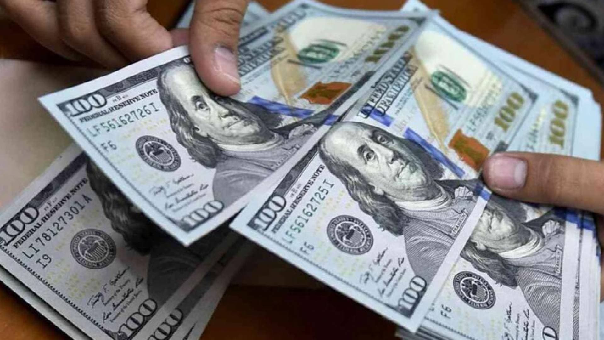 الدولار يقترب من ذروة عامين بفعل مخاوف كورونا في الصين
