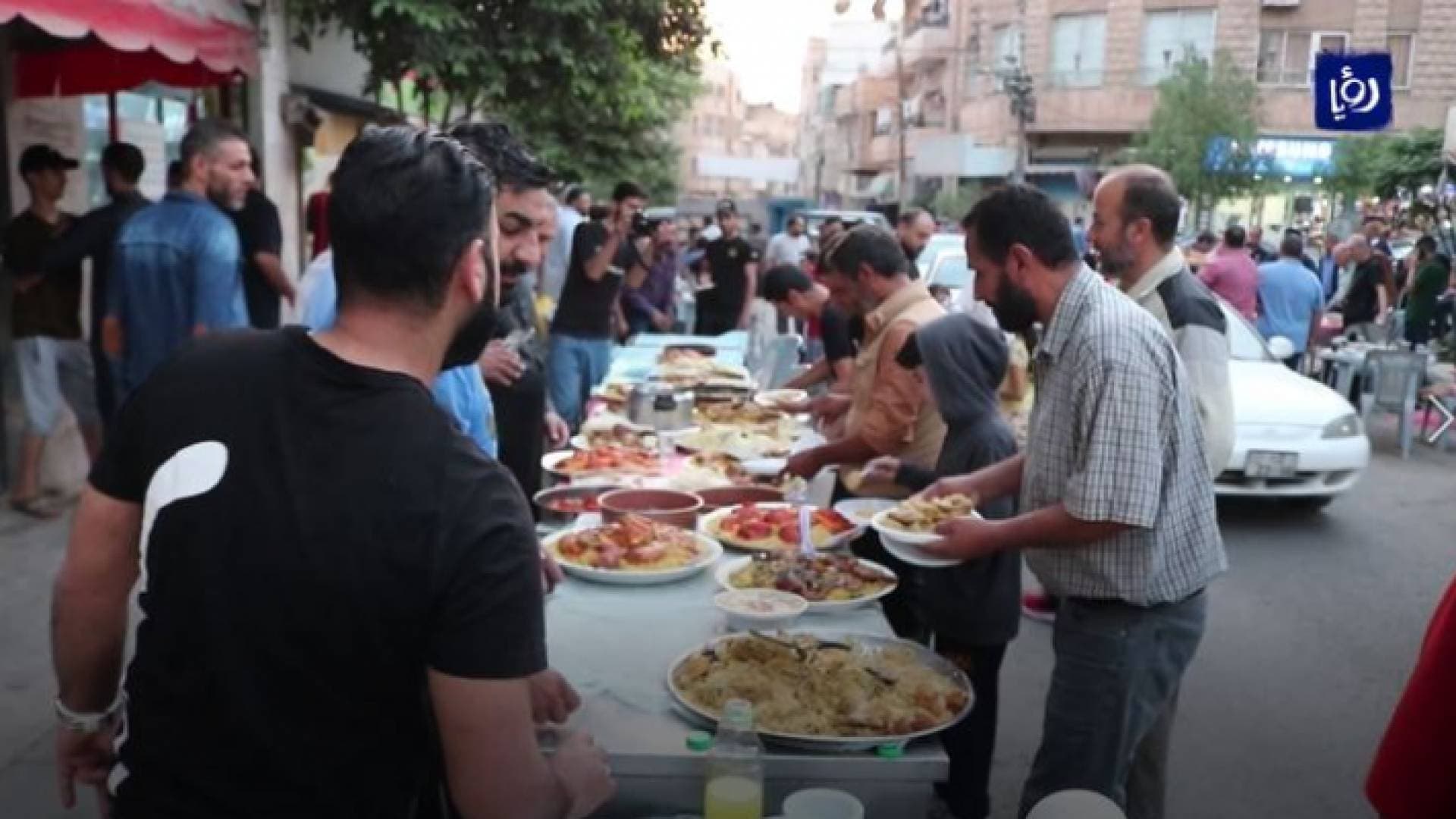 فطورك من بيتك.. أكبر مائدة إفطار يقيمها أهالي حي الحسين بالزرقاء - فيديو