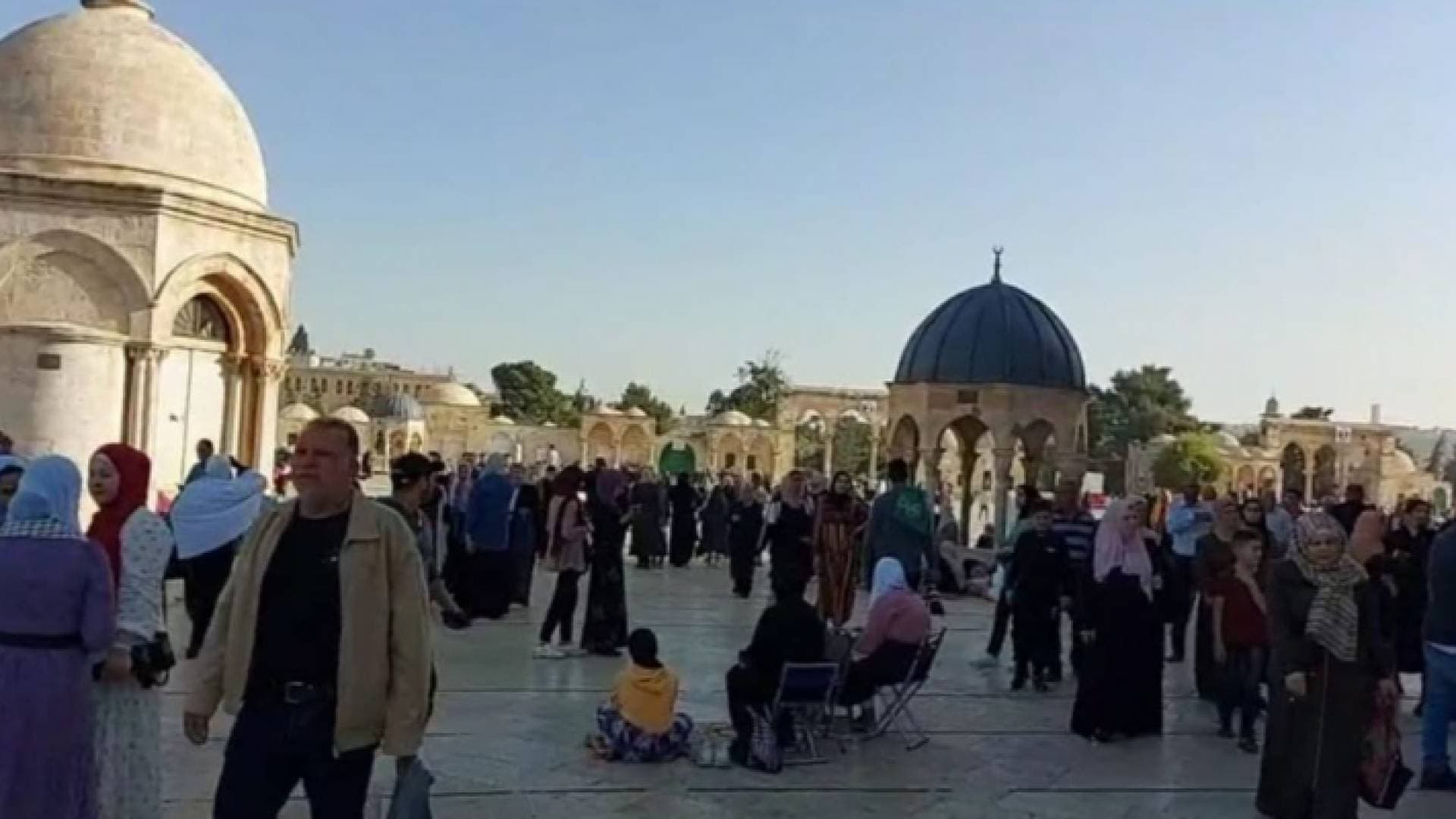 الاحتلال يعيد فتح أبواب الأقصى بعد إغلاقه ويسمح للنساء وكبار السن فقط بالدخول - صور