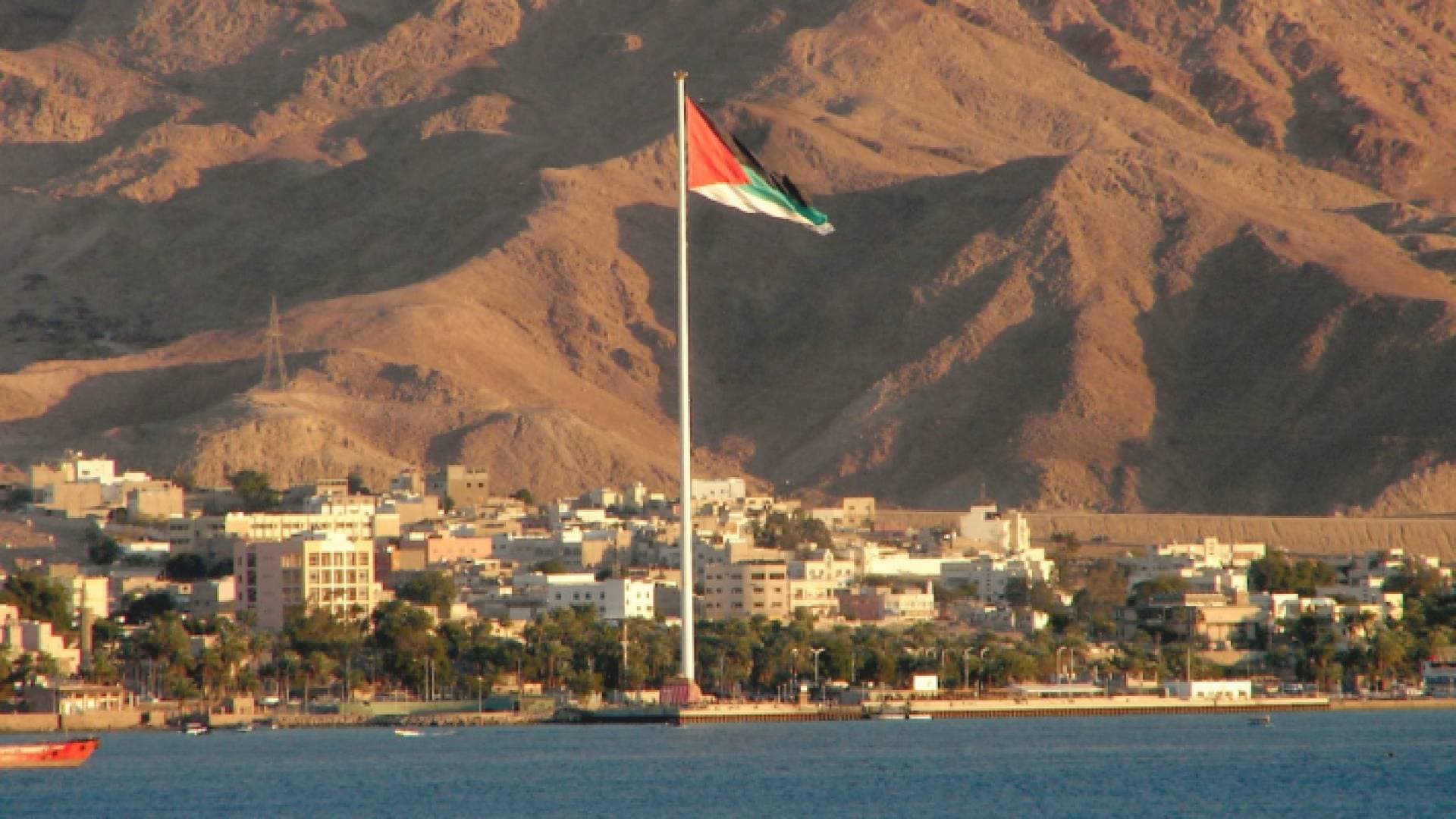 بدء تشغيل مشروع مواقف المركبات بالعقبة