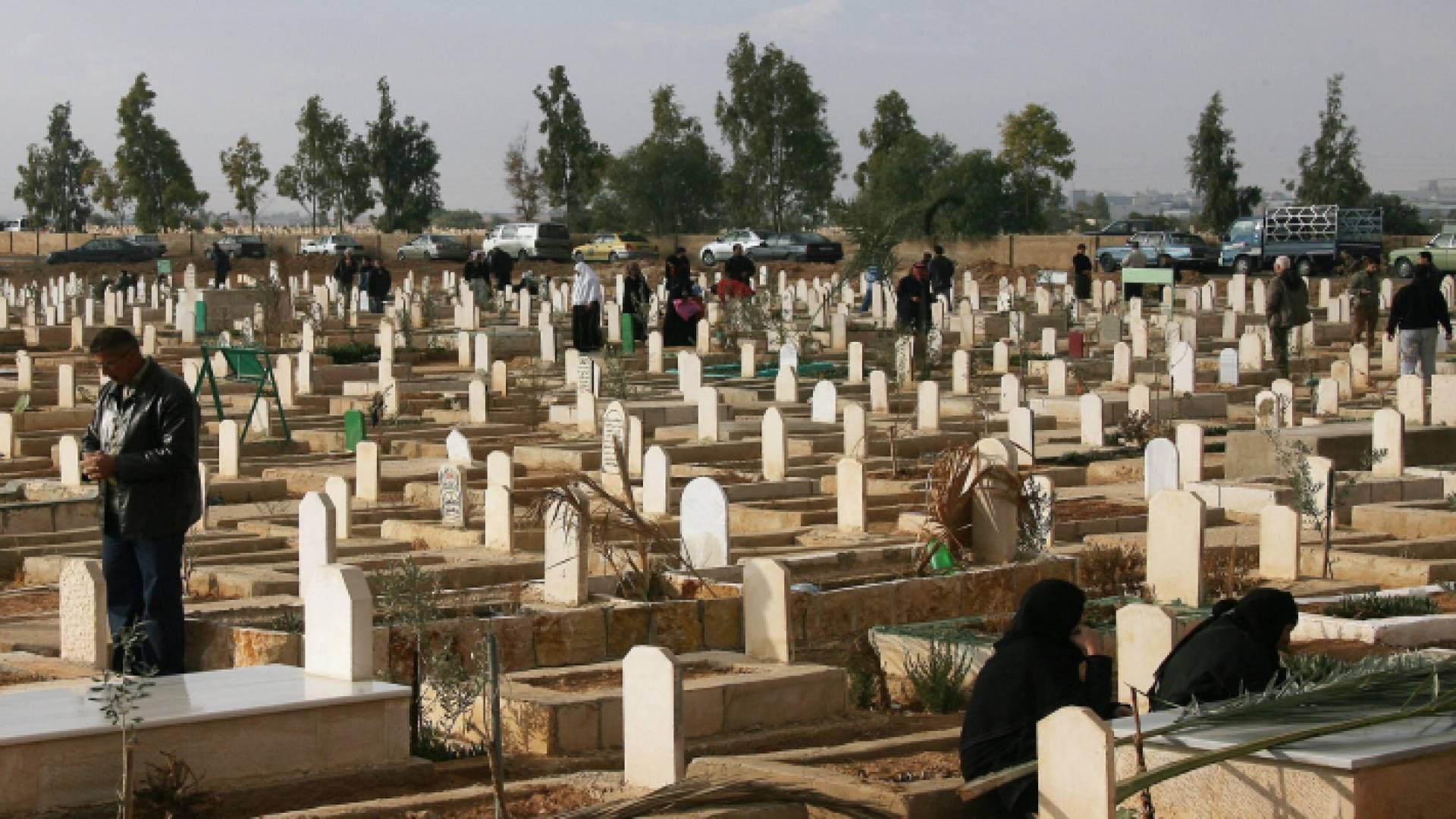 ما حكم زيارة المقابر في الأعياد؟