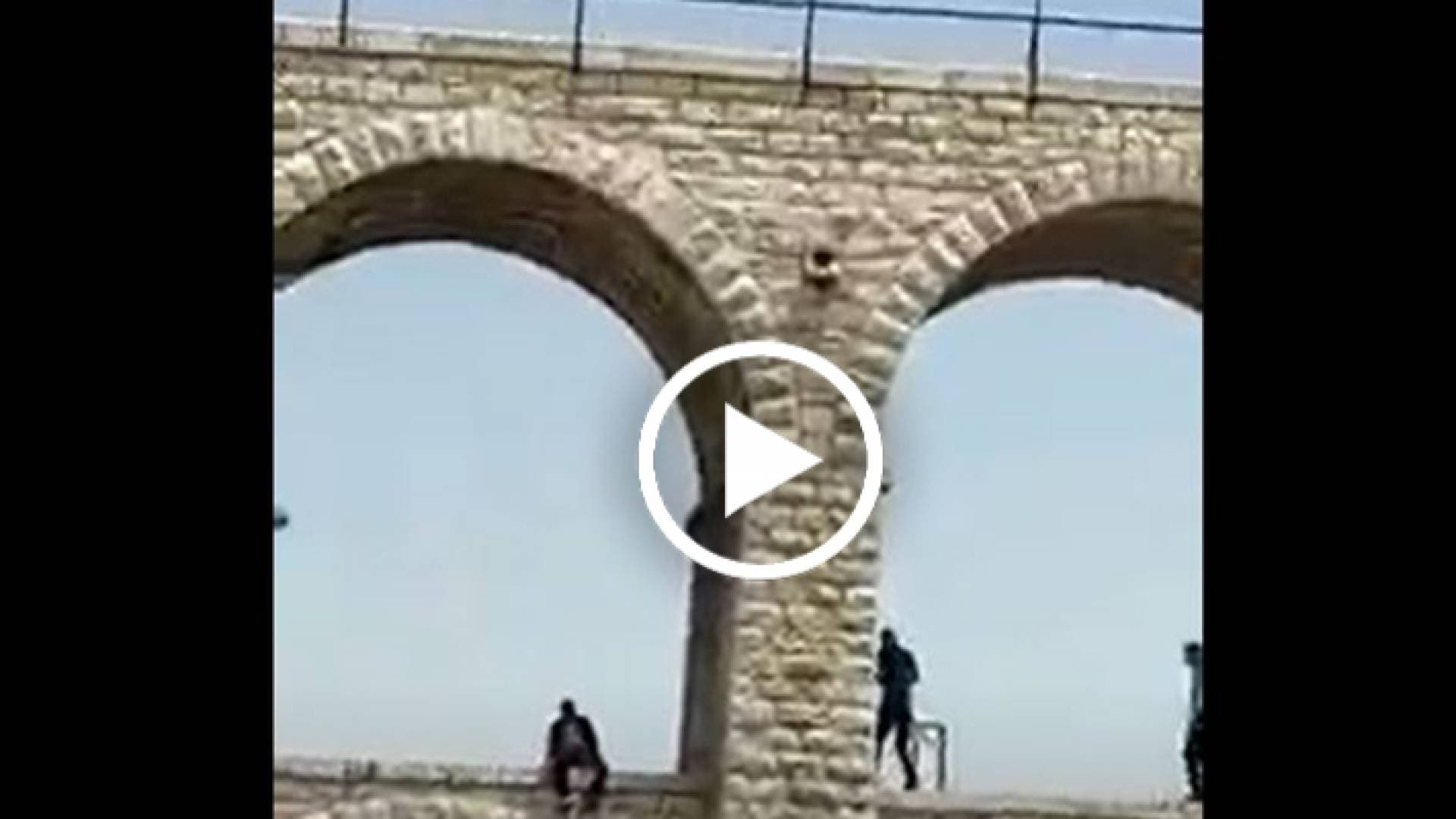 رجلا أمن يمنعان شخصا هدد بإلقاء نفسه من أعلى الجسور العشرة - فيديو