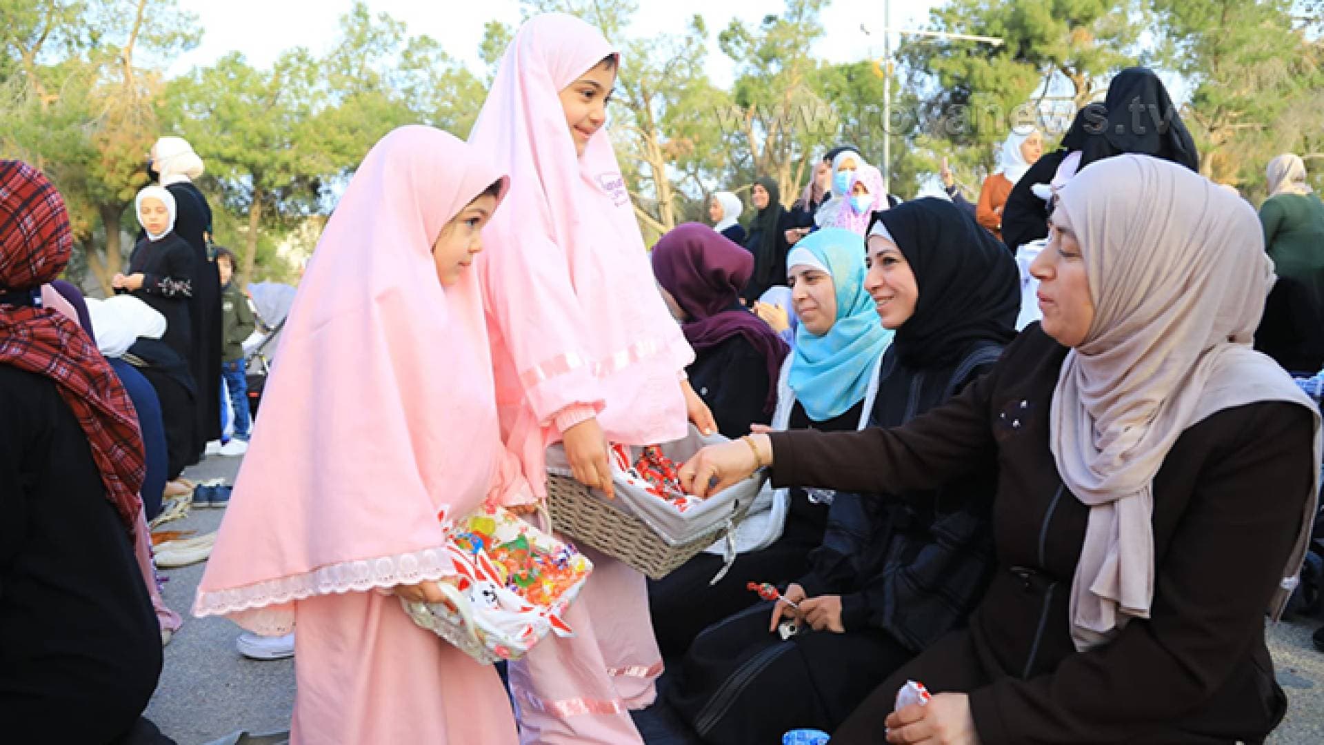 الأردنيون يؤدون صلاة العيد بعد إلغاء كل أشكال التباعد في المساجد