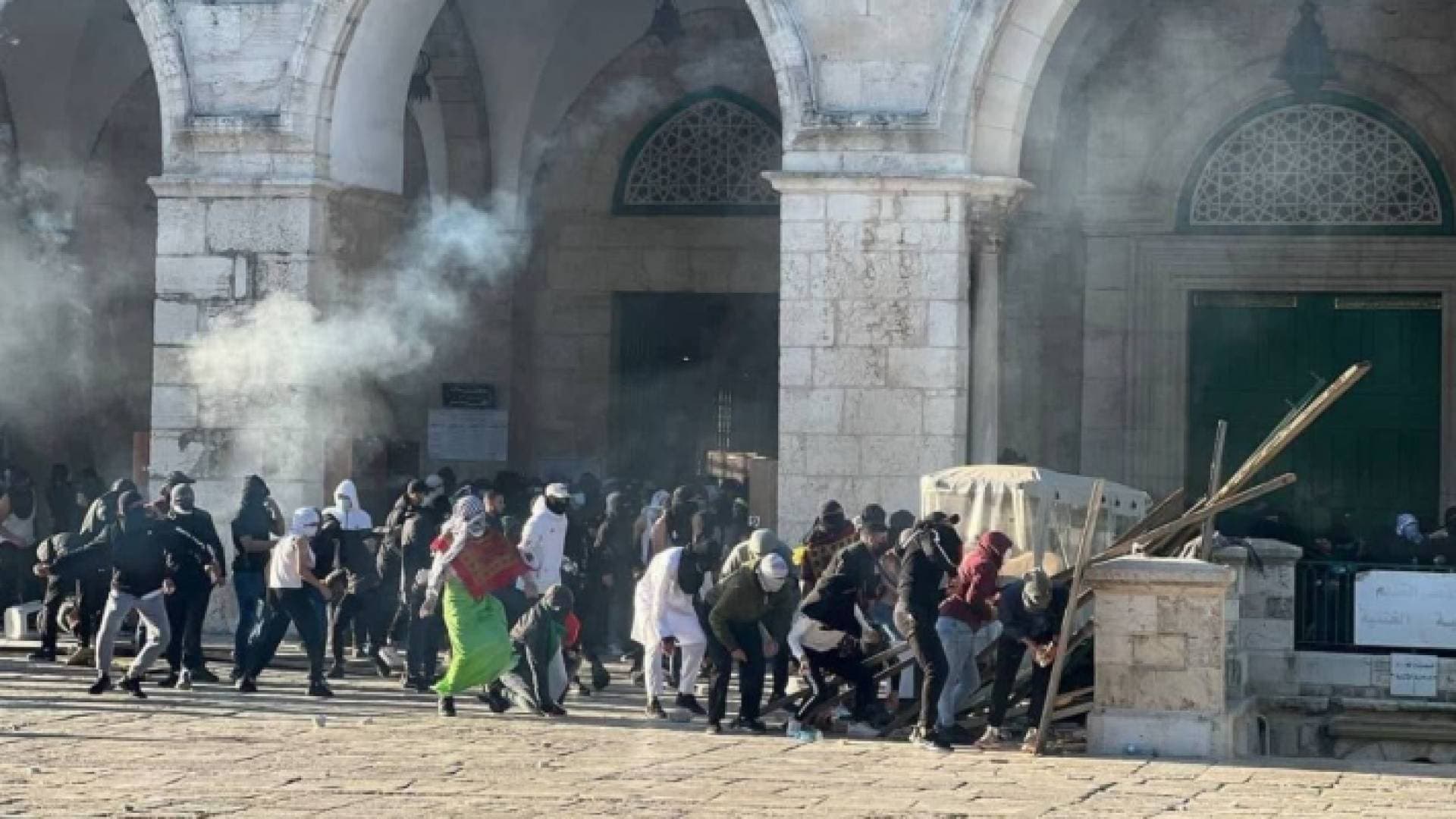 إصابة عشرات المرابطين في "الأقصى" بالاختناق والرصاص المطاطي