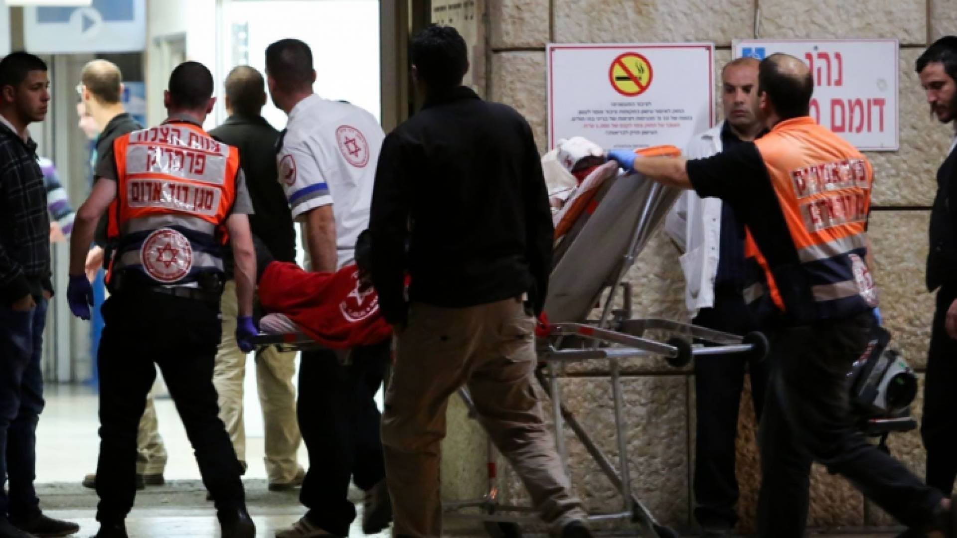مراسل "رؤيا": قتلى وإصابات بعملية طعن في مستوطنة العاد - صور