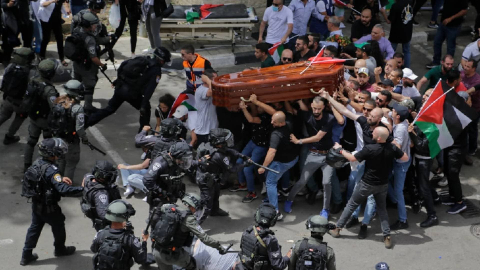 ٣٣ إصابة واعتقال ١٤ فلسطينيا في جنازة الشهيدة شيرين أبو عاقلة