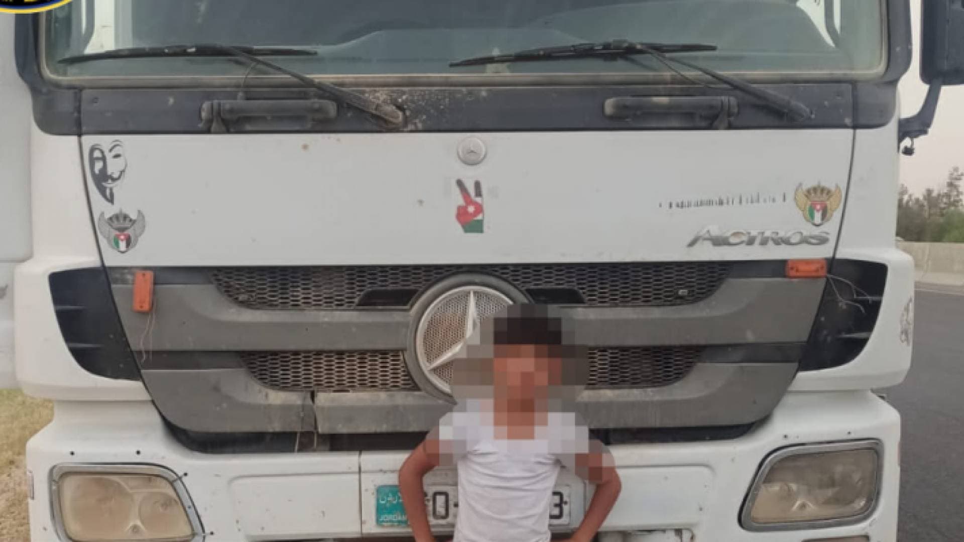 ضبط حدث من مواليد ٢٠٠٩ يقود "قلاب" على طريق المطار