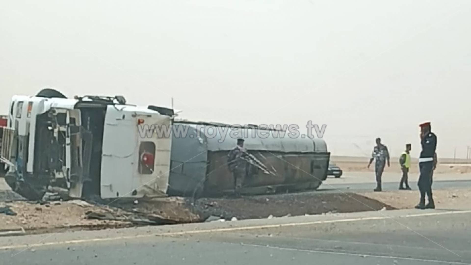 تدهور وانقلاب صهريج محمل بالنفط على الطريق الصحراوي - فيديو وصور