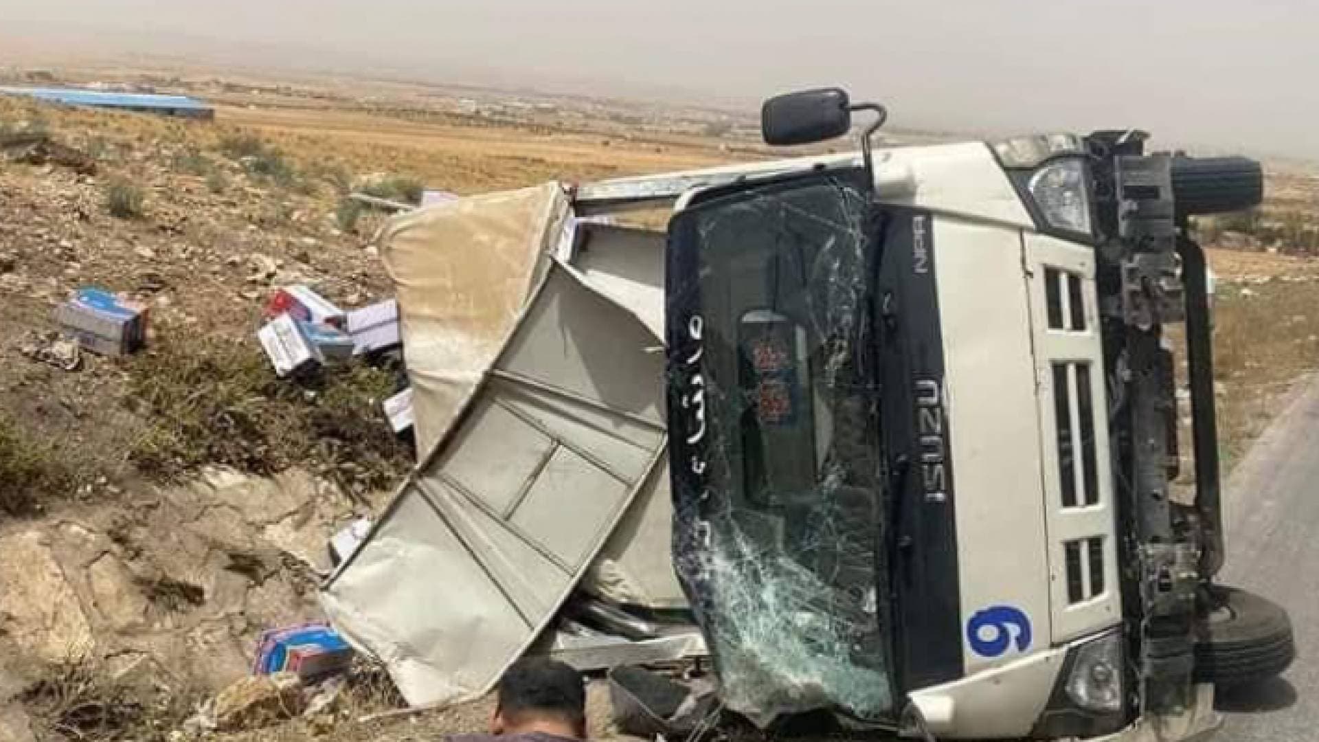 إصابتان بحادث تدهور مركبة شحن على طريق الاكيدر/ المفرق - صور