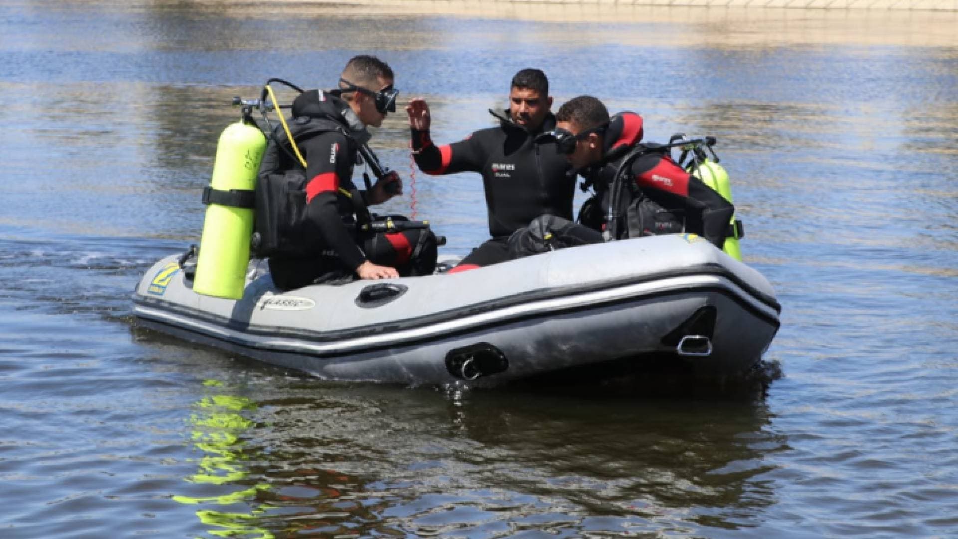 الدفاع المدني ينقذ شخصين من داخل سد وادي العرب في اربد - صورة
