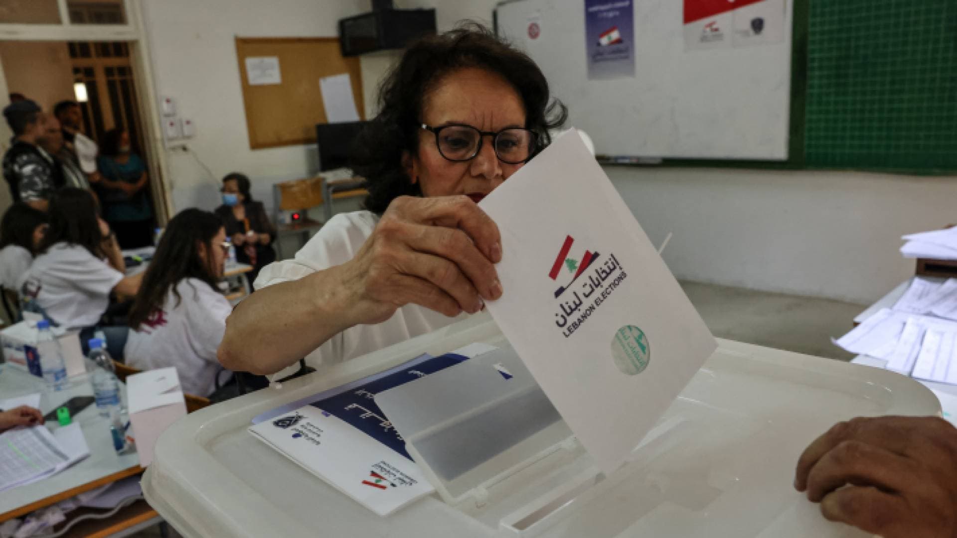 اللبنانيون يترقبون نتائج الانتخابات البرلمانية على وقع الأزمات
