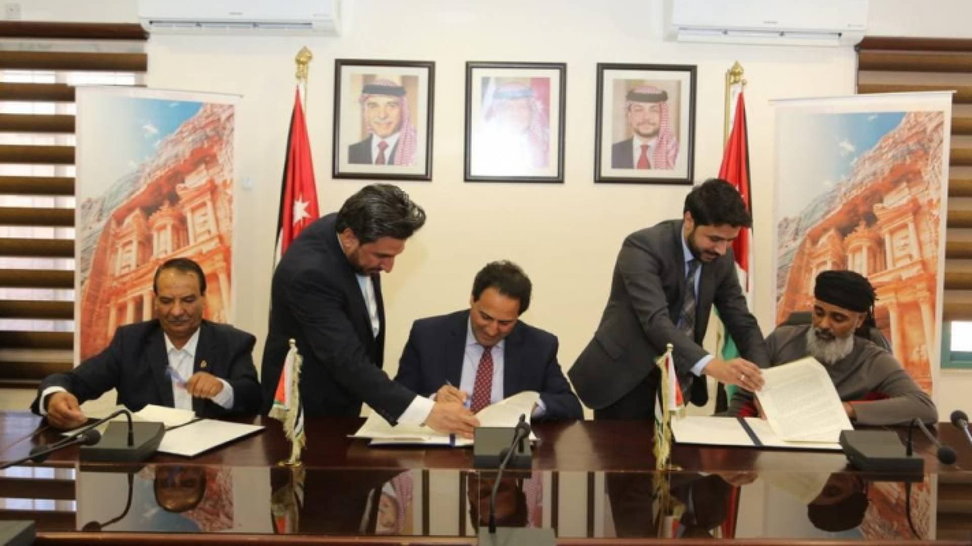 اتفاقيتان لتحسين واقع النقل في البترا