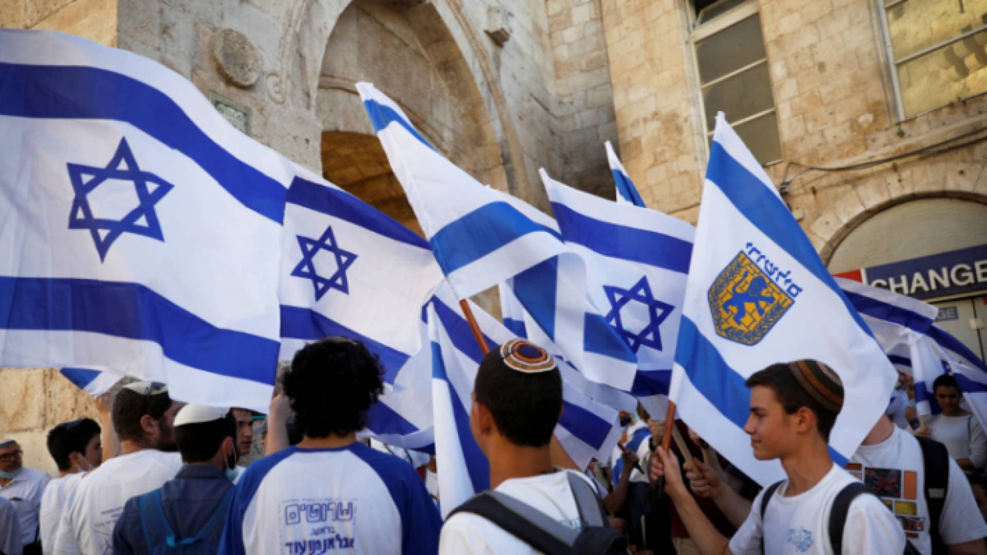 الاحتلال يسمح لـ"مسيرة الأعلام الاستفزازية" بالمرور في القدس