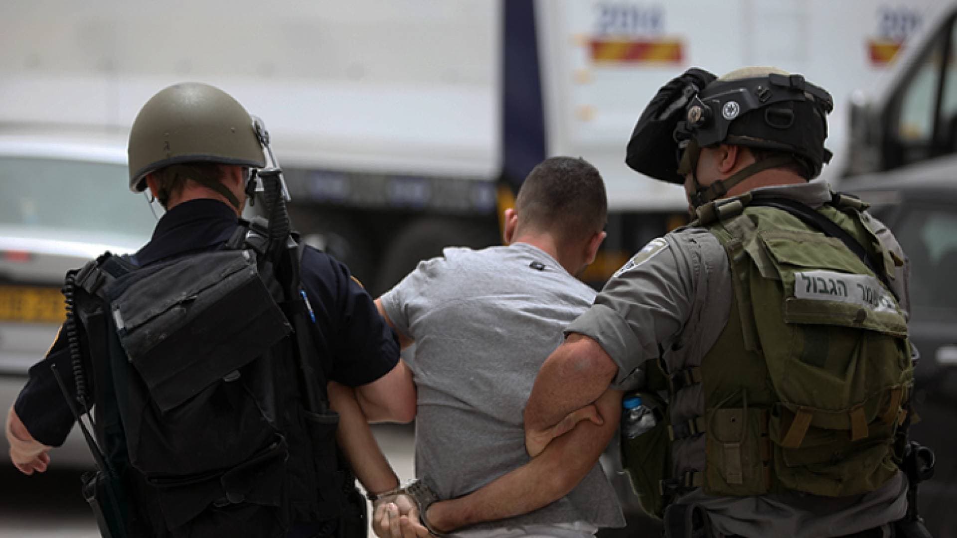 الاحتلال يعتقل ٨ فلسطينيين من الضفة