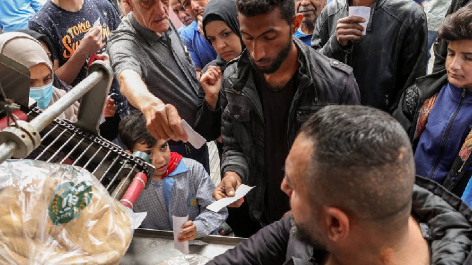 اللبنانيون يتزاحمون للحصول على ربطة خبز- فيديو