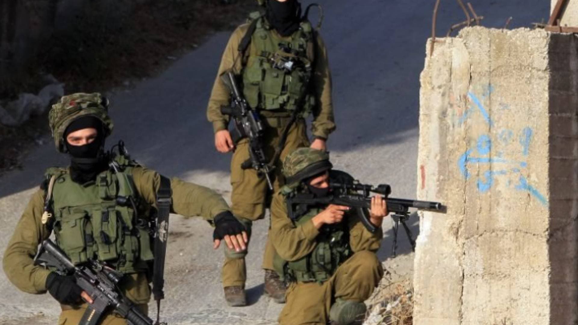 الاحتلال يحتجز رئيس وحدة الاعلام في وزارة شؤون القدس