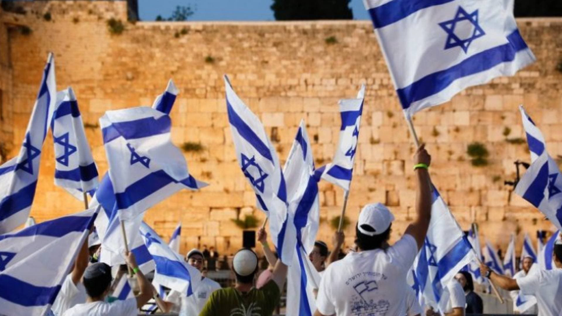 الرئاسة الفلسطينية تحذر من السماح بمسيرة الأعلام وصلاة المستوطنين في الأقصى
