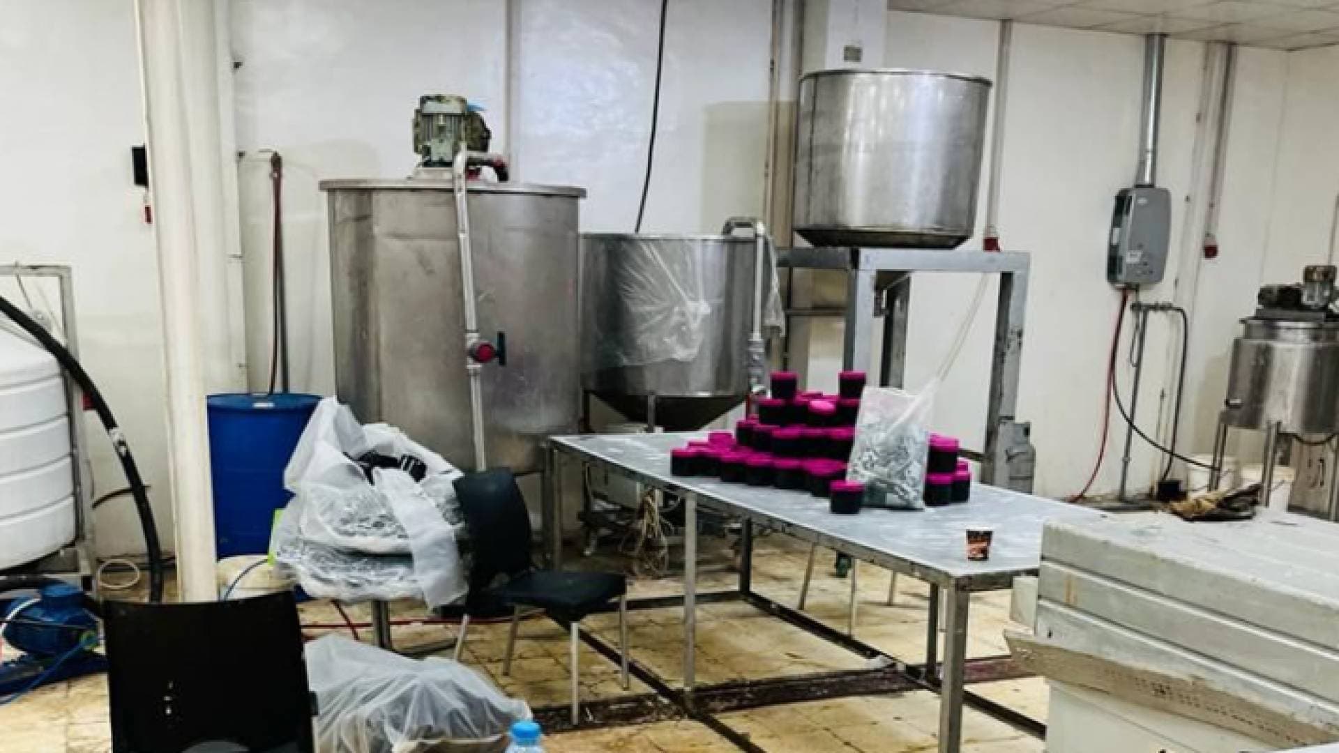 إغلاق مصنع مواد تجميل استخدم ٣٠ طنا من مواد منتهية الصلاحية