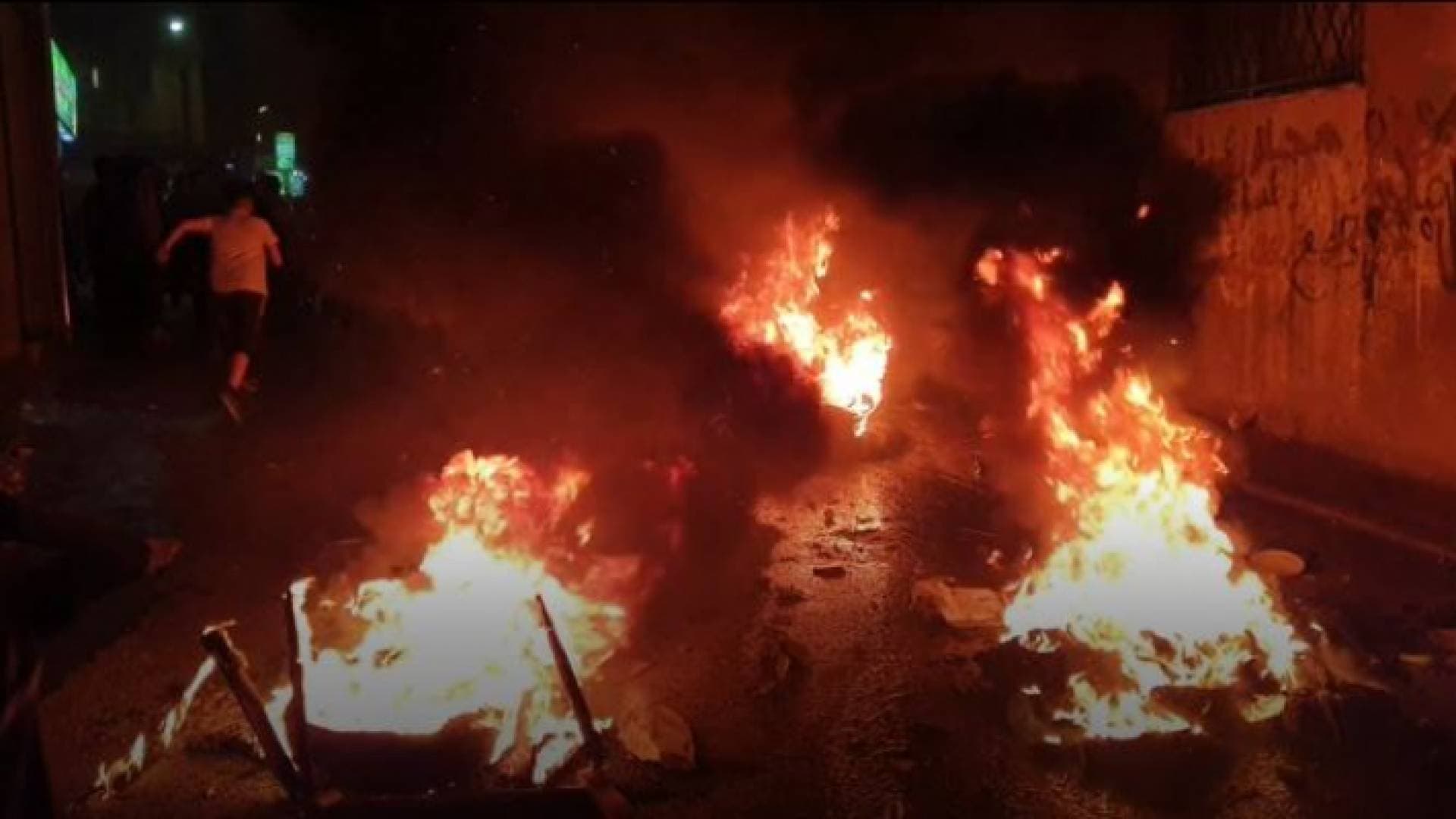 محتجون يغلقون شارعا بمخيم إربد بالحجارة والإطارات بسبب مياه الصرف الصحي - فيديو