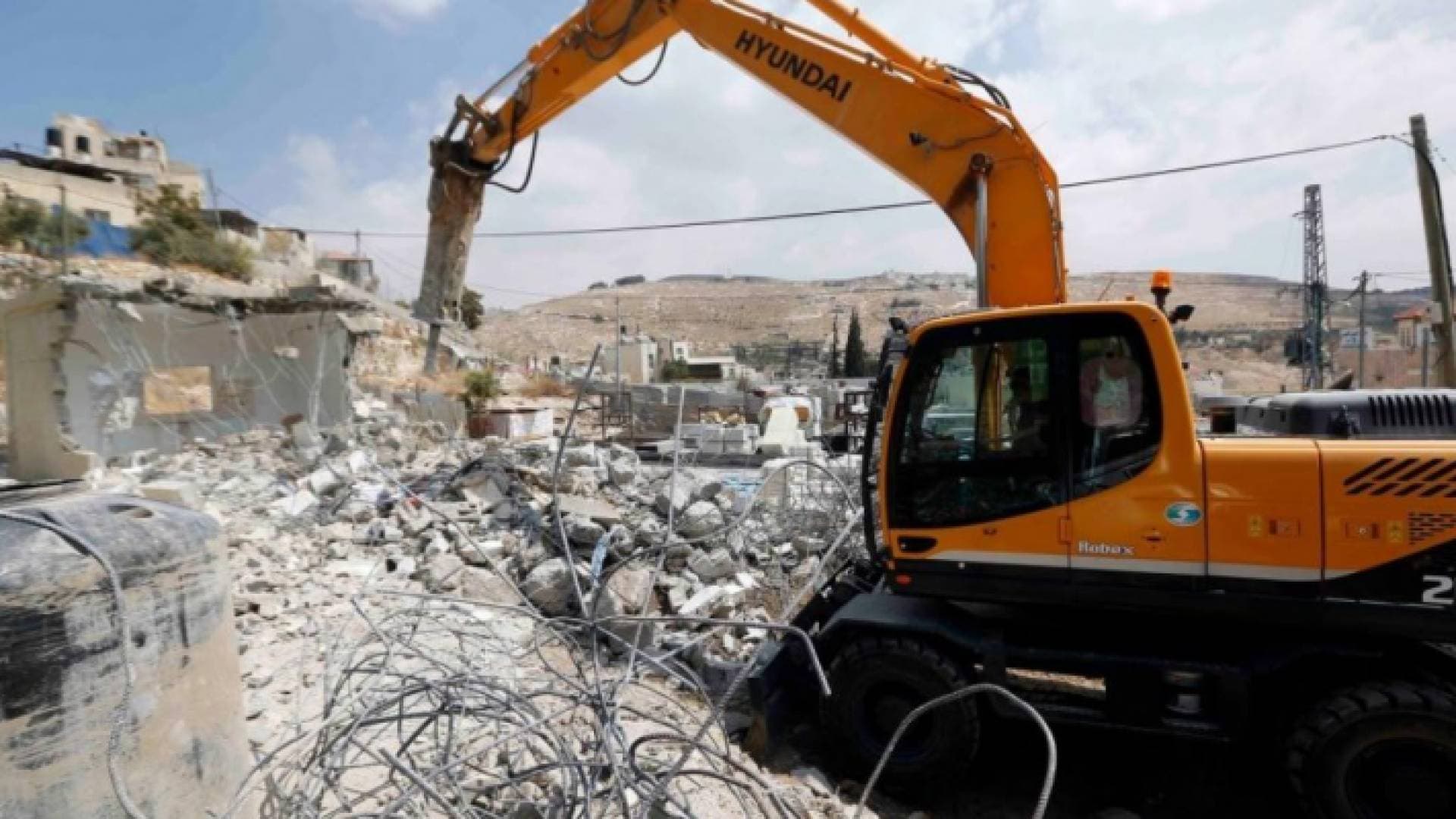 الاحتلال يهدم مسجدا قيد الإنشاء في قلقيلية