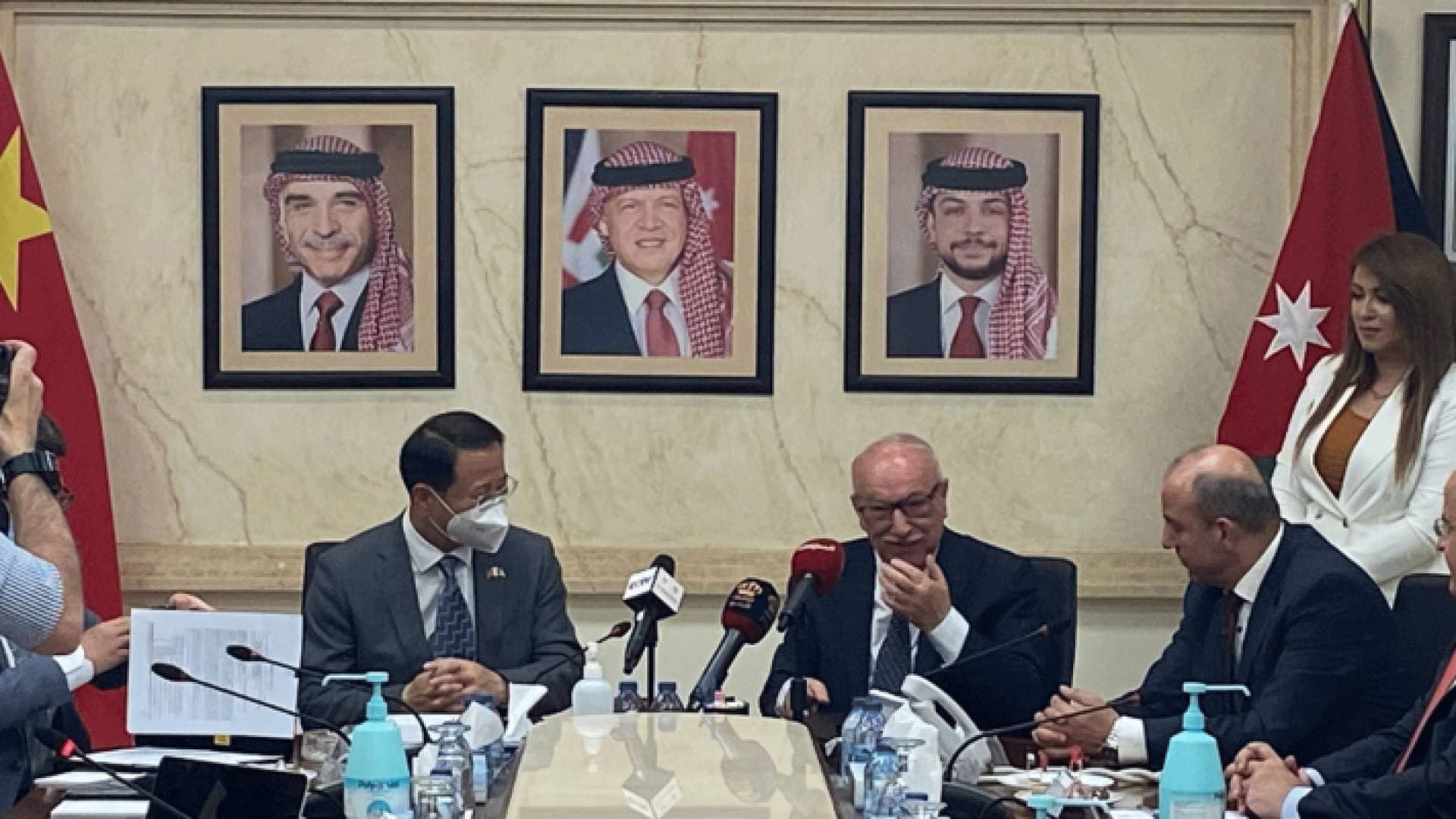 اتفاقية لتنفيذ مشروع توسعة وإعادة تأهيل طريق السلط العارضة