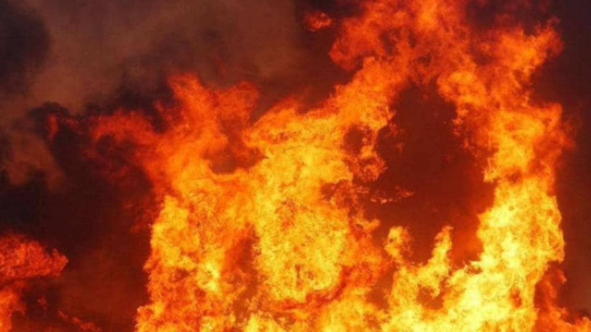 حريق يلتهم أجزاء من مجمع تجاري في العقبة