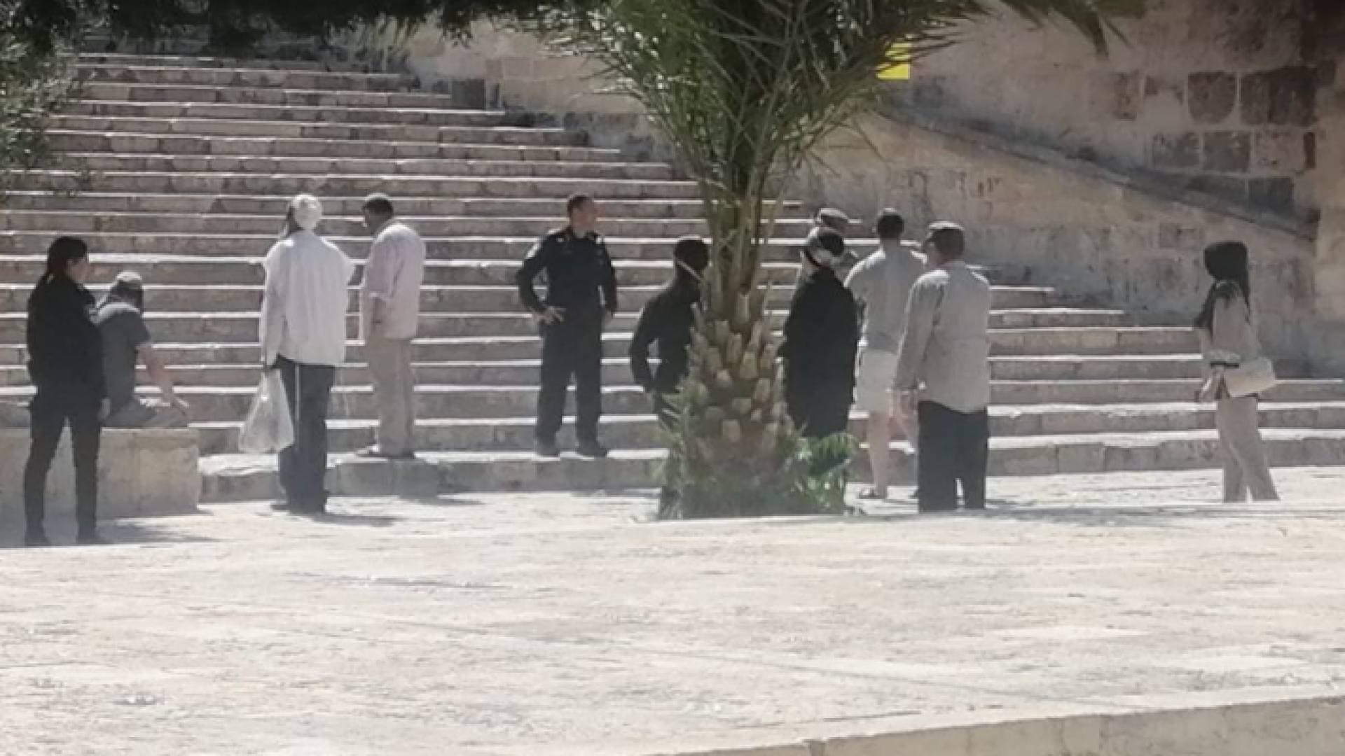مستوطنون يقتحمون باحات الأقصى بحراسة شرطة الاحتلال