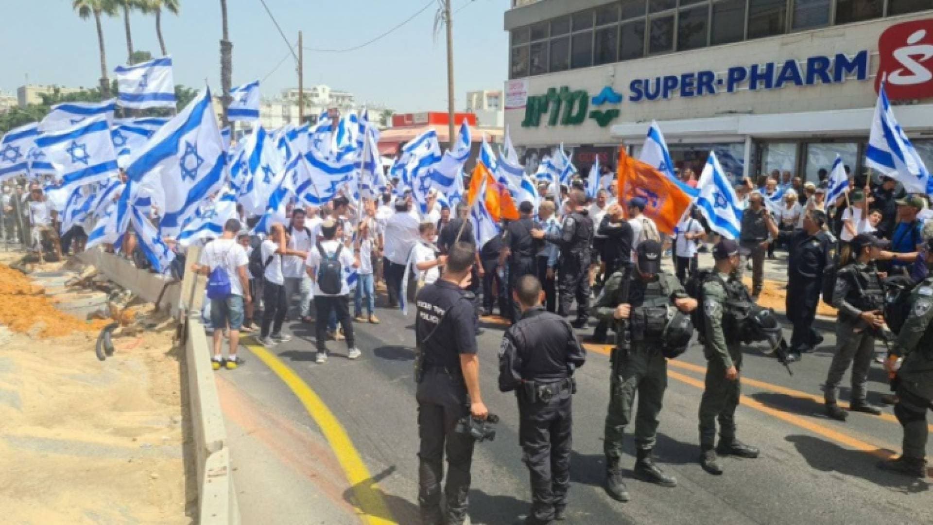 وسط حراسة أمنية مشددة ..بدء مسيرة أعلام الاحتلال في اللد - فيديو