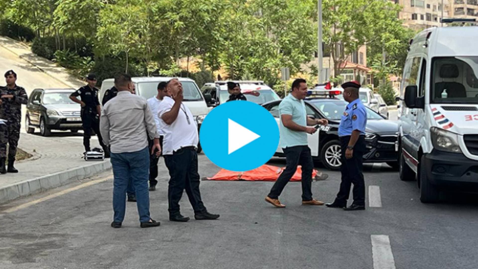 شاهد بالفيديو.. شاب يلقي بنفسه من أعلى جسر عبدون