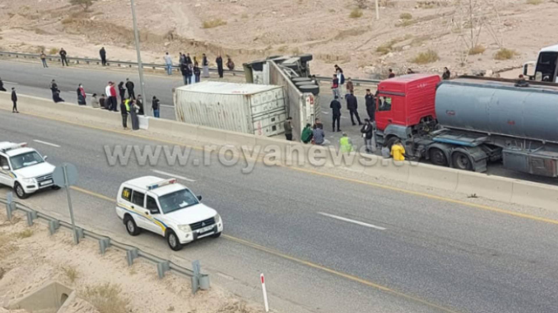 الأمن: تدهور شاحنة محملة بالحبوب على الطريق الصحراوي