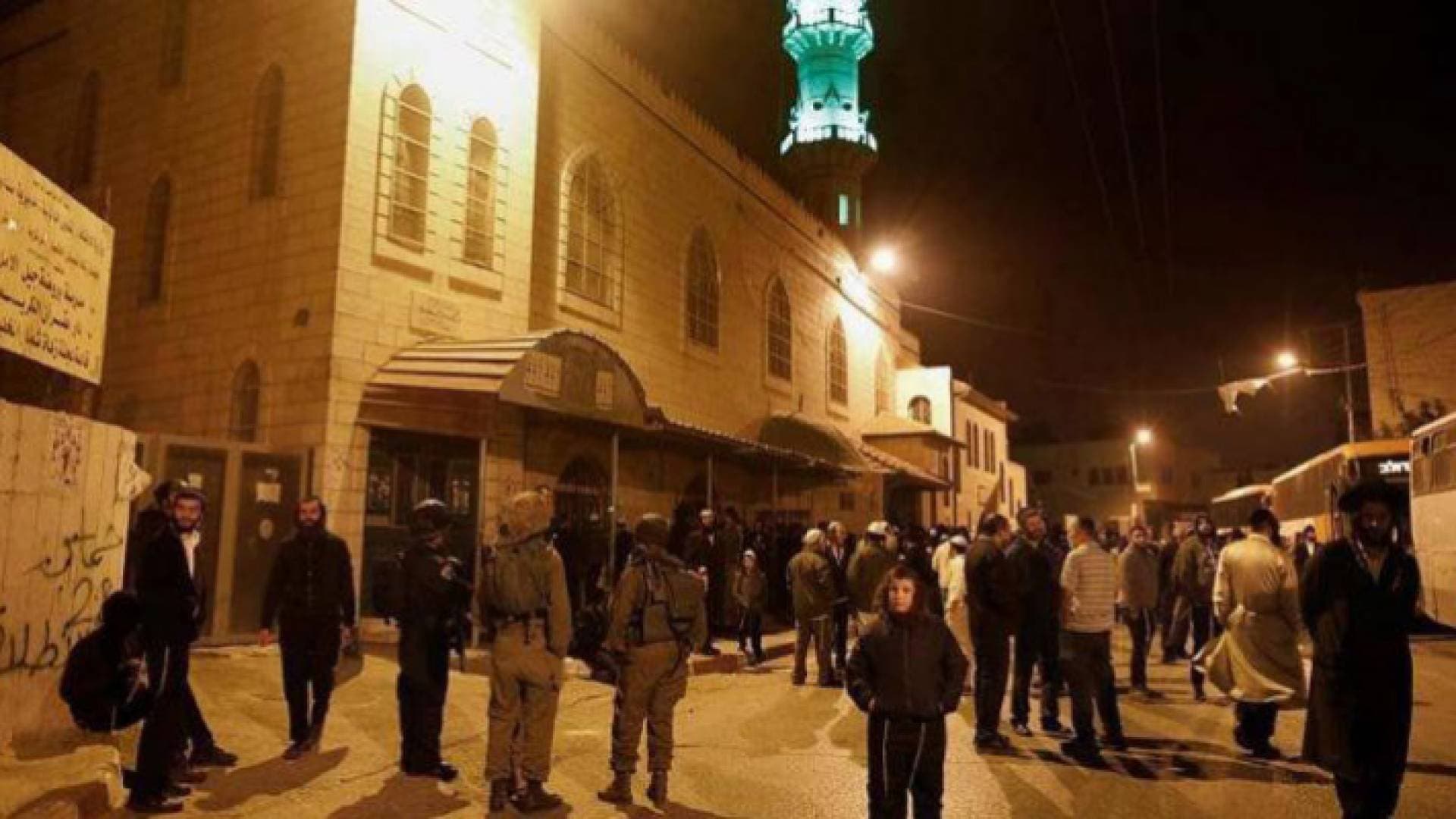 إصابات في التصدي لاقتحام مئات المستوطنين لمسجد في الخليل