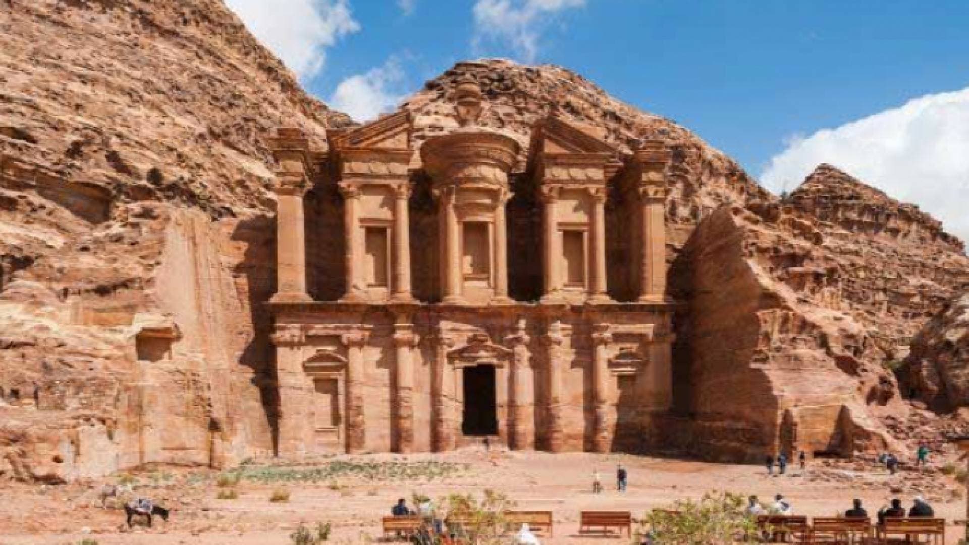 الفرجات يكشف عن مشروعات مستقبلية في البترا