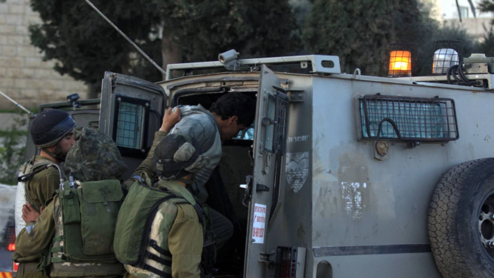 الاحتلال يعتقل ٣ فلسطينيين في خان يونس