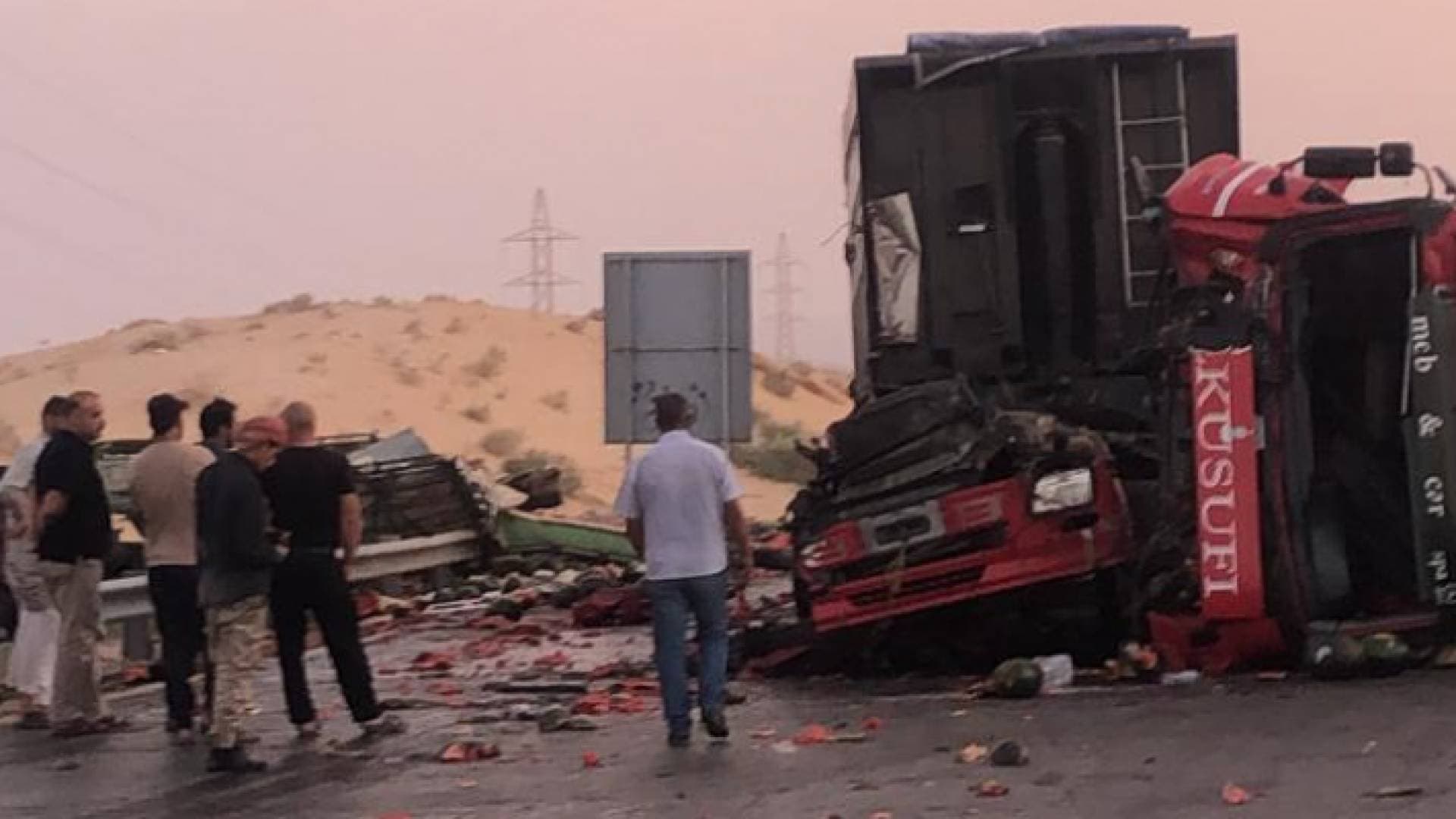 تدهور شاحنتين و"ديانة بطيخ" في نزول النقب - صور