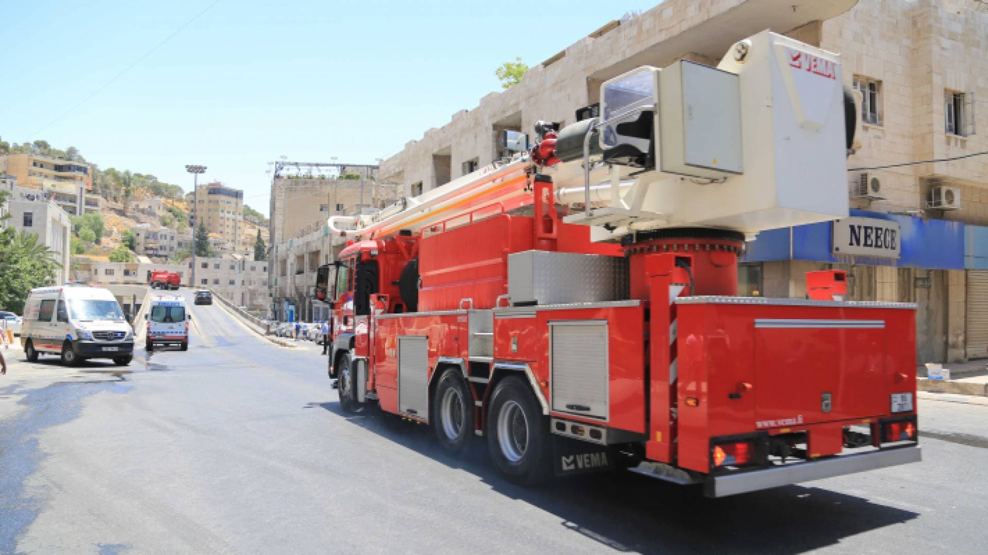 الدفاع المدني يخمد حريقا في مزرعة بمرج الحمام - فيديو