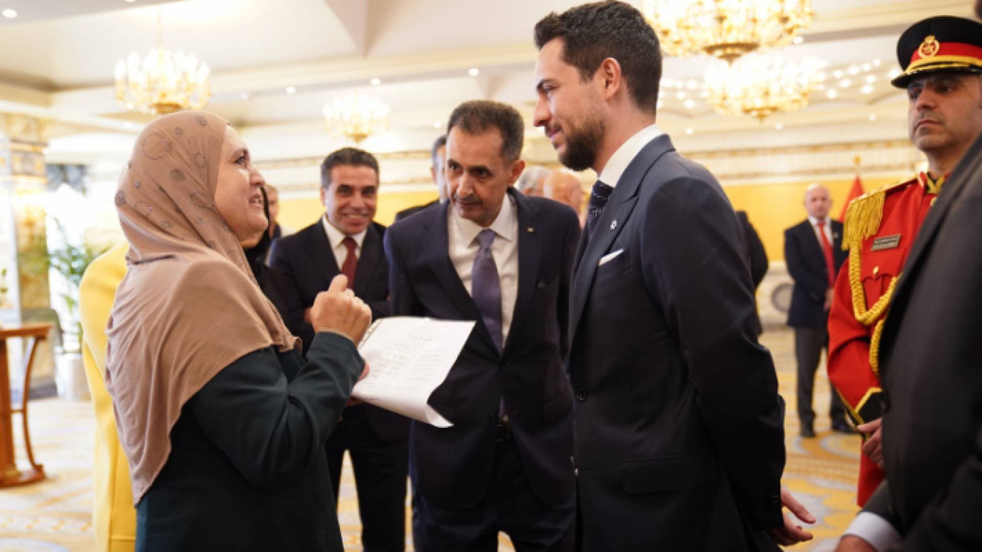 ولي العهد يلتقي عددا من أبناء الجالية الأردنية في الكويت
