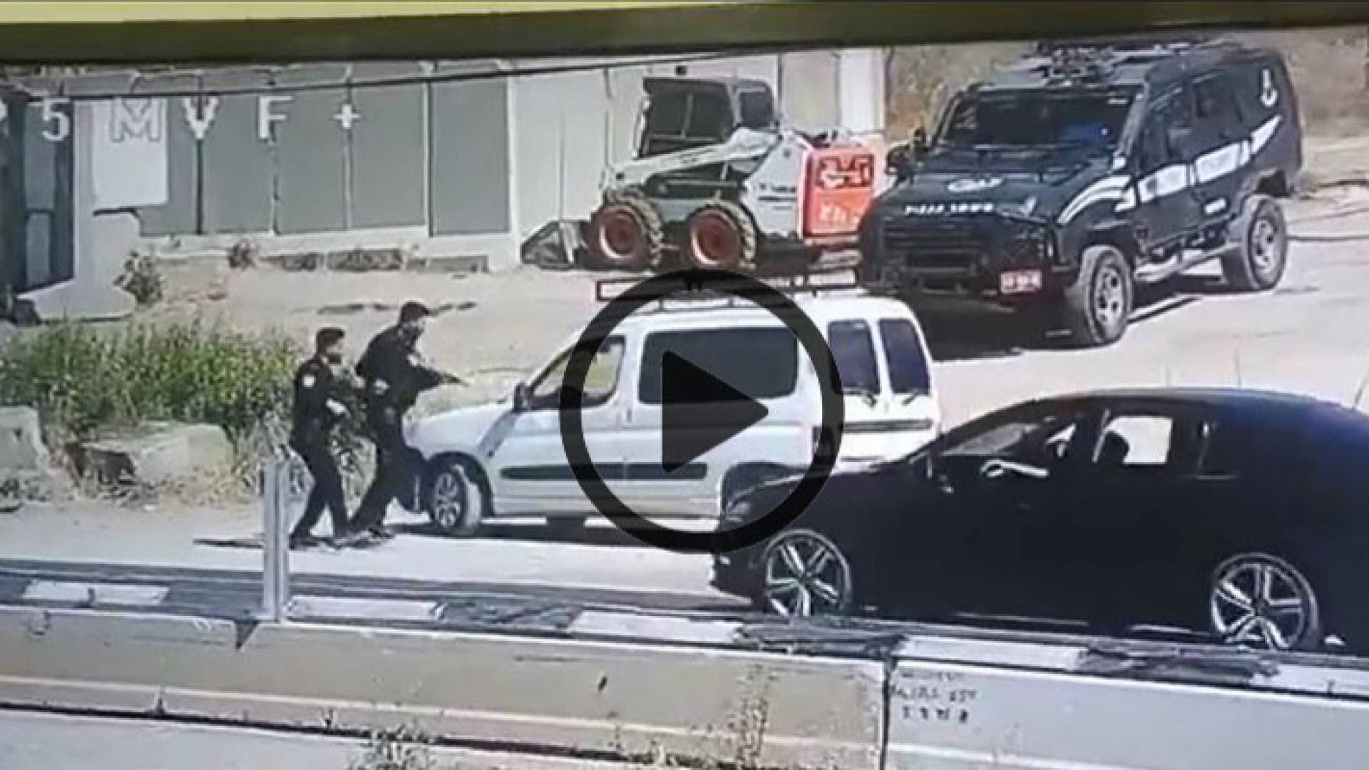 بالفيديو.. خطف سلاح شرطي من قوات الاحتلال في الخليل