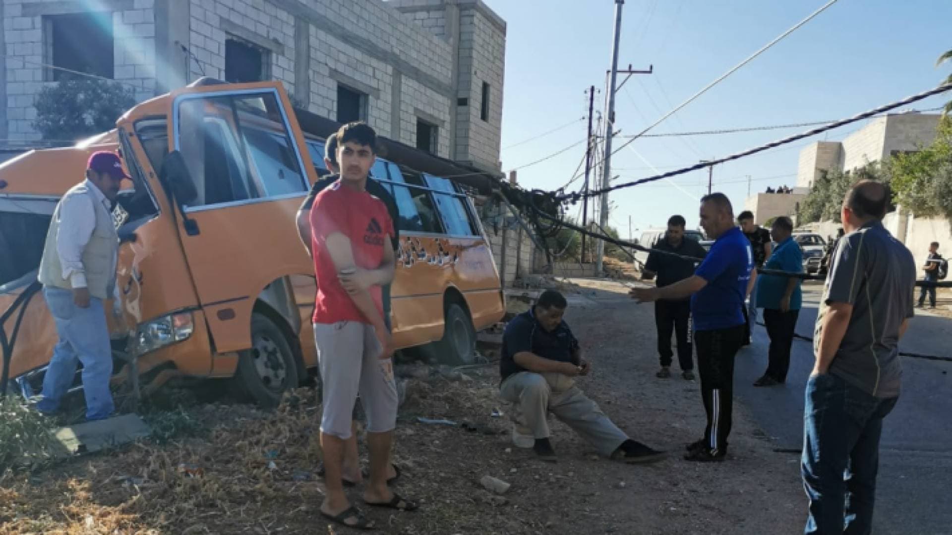 بالصور.. إصابات بتدهور باص مدرسة في إربد