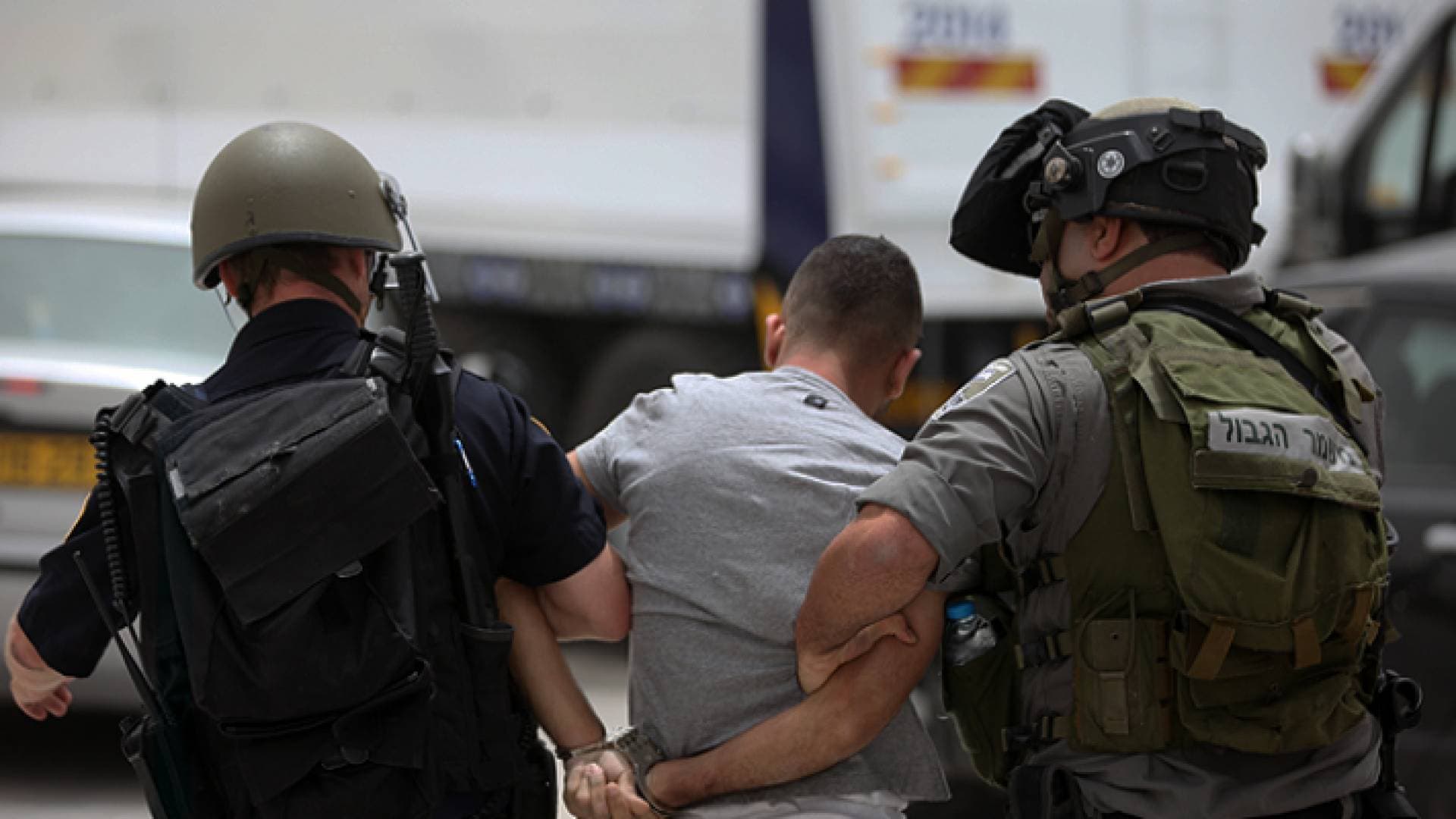 الاحتلال يعتقل ١٨ فلسطينيا في الضفة