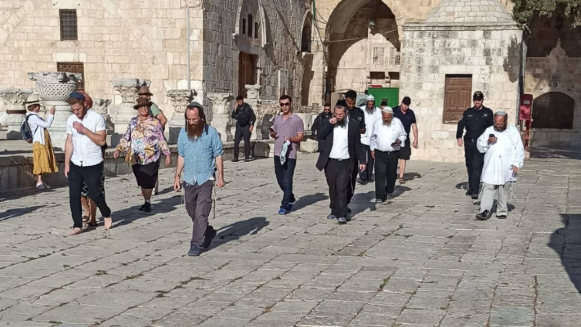 عشرات المستوطنين يقتحمون باحات المسجد الأقصى المبارك