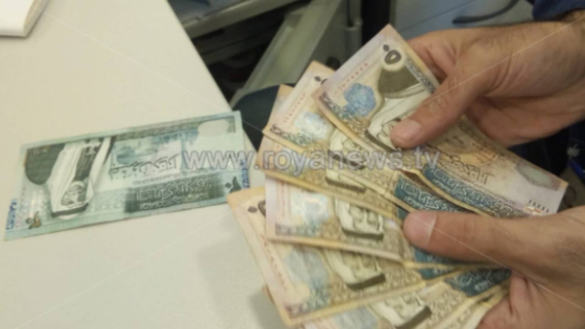 خبير اقتصادي يوضح تبعات قرار تأجيل أقساط البنوك - فيديو
