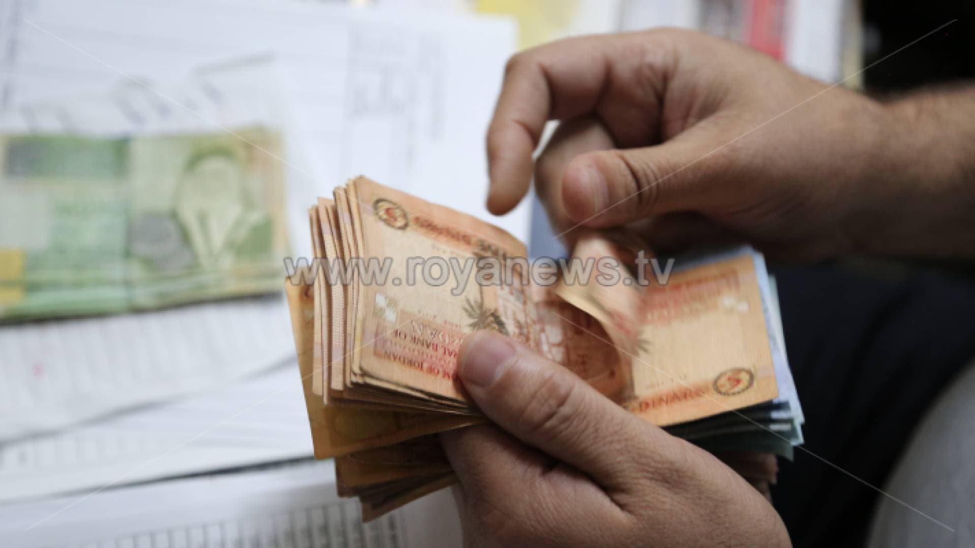 خبير اقتصادي يطالب الحكومة بالعودة إلى الدعم النقدي للمواطنين