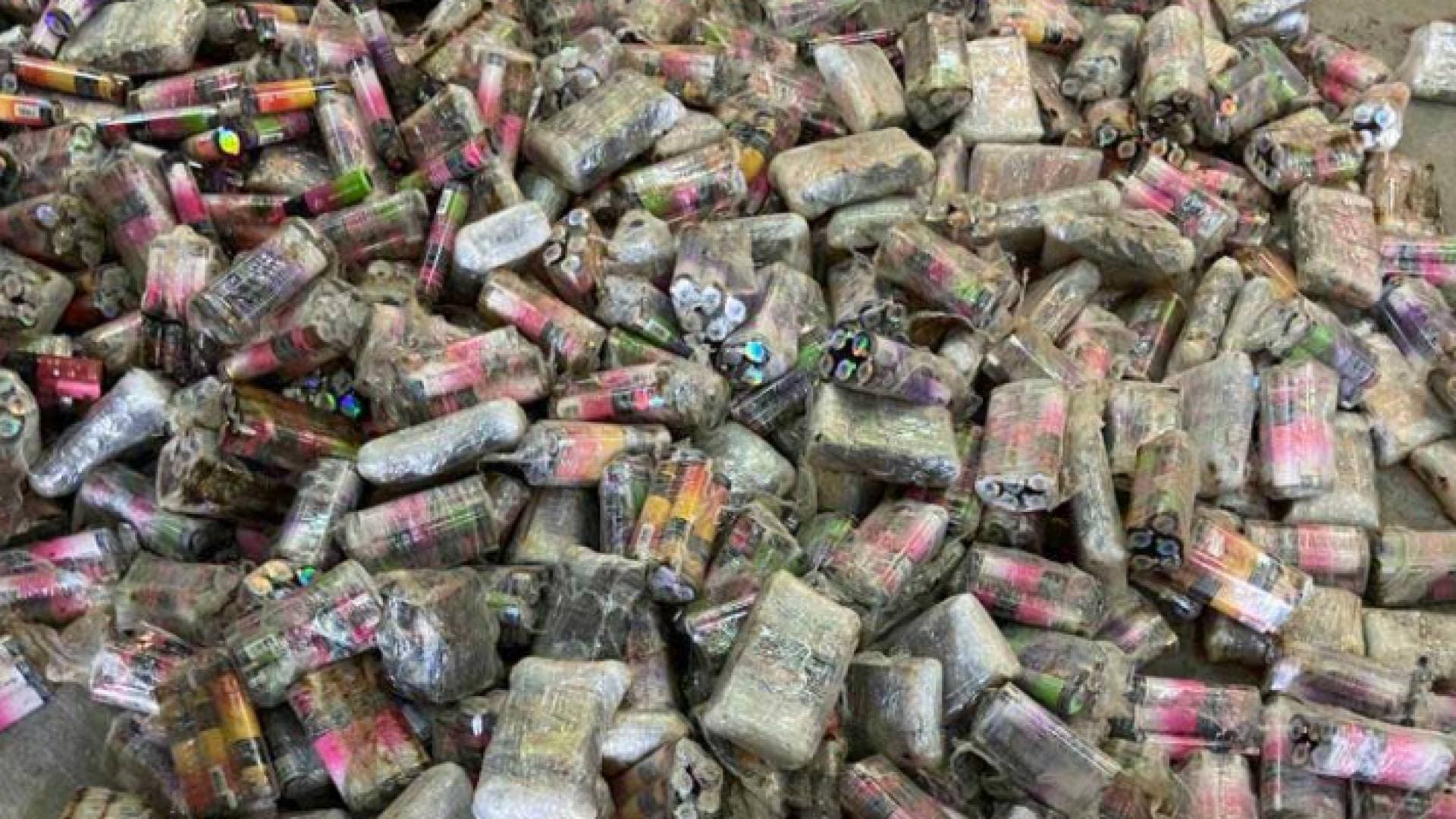 الجمارك تحبط تهريب سجائر إلكترونية ولوازمها